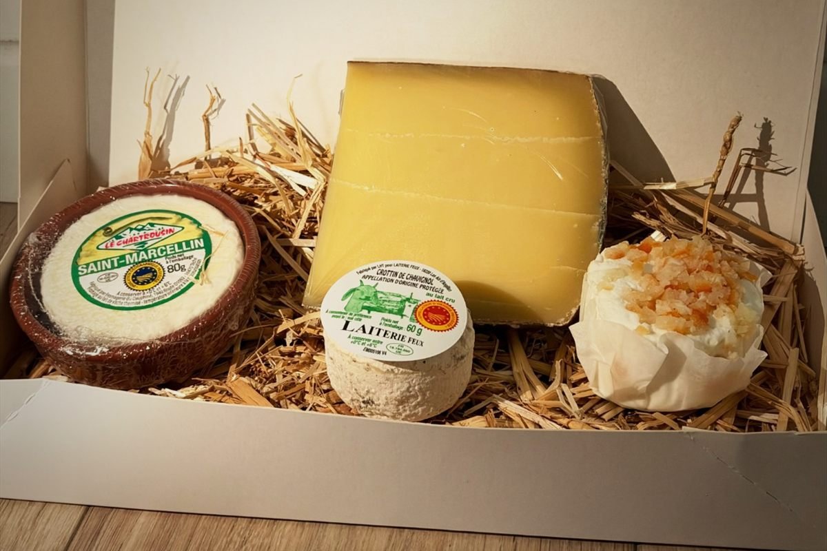 Box salariés ouverte : Saint-Marcellin, Comté 12 mois, crottin de Chavignol et chèvre frais aromatisé sur un lit de paille
