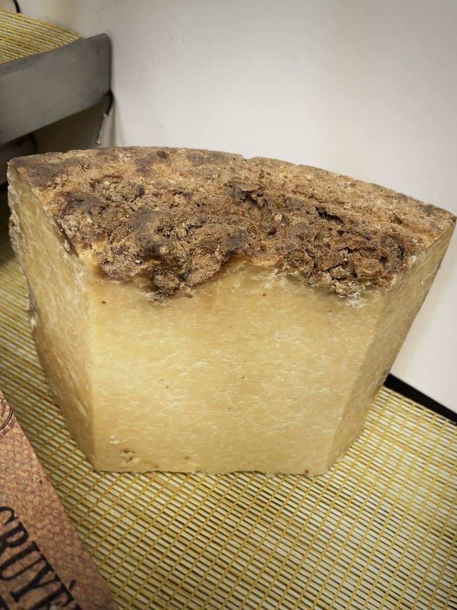 Croûte naturelle d’un Cantal entre-deux